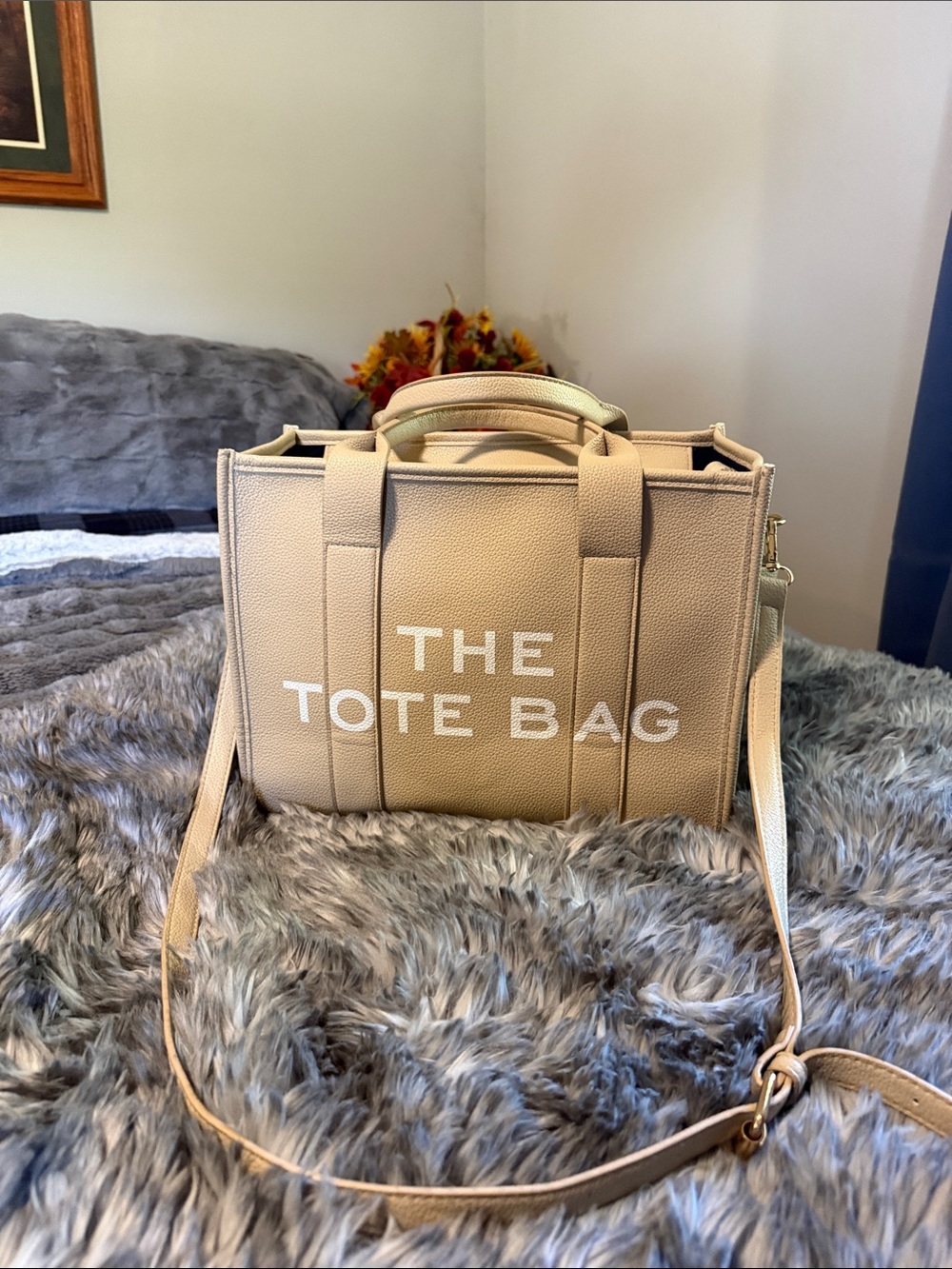 THE TOTE BAG Beige Leatherette Crossbody Tote